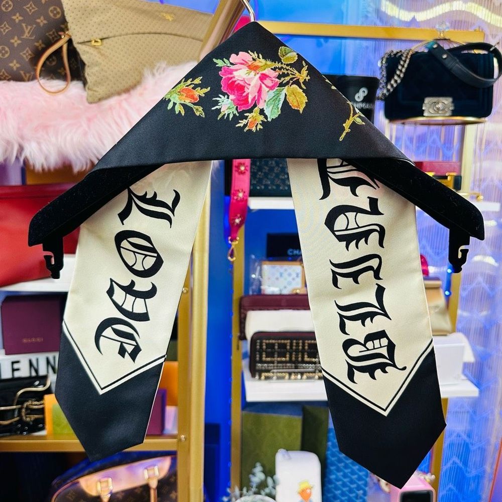 Gucci Blind For Love Neck Bow Scarf In Black and white Silk Bag Scarf - Picture 3 of 9